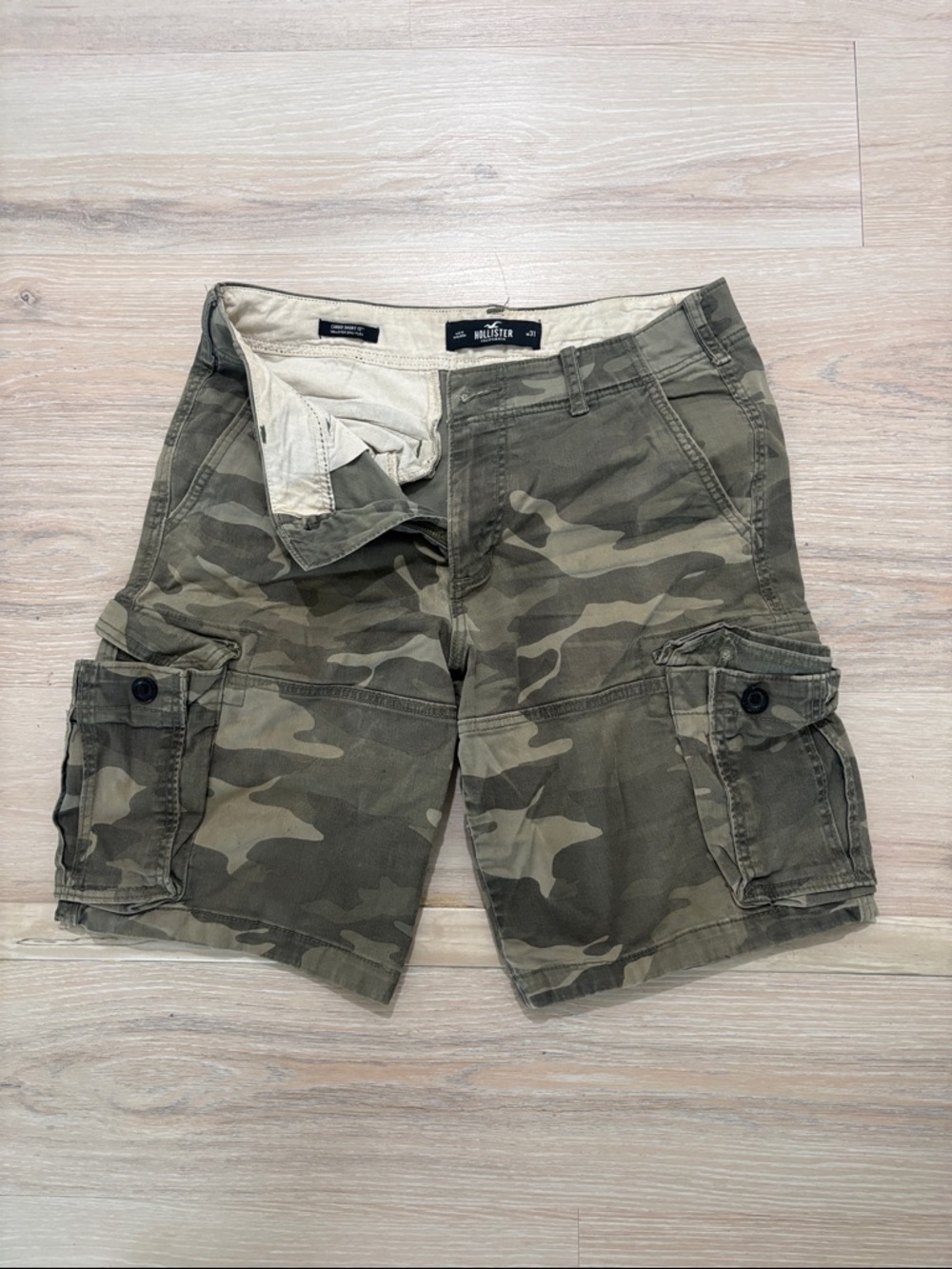 Hollister Men's Camo Cargo Shorts - Green/Olive
